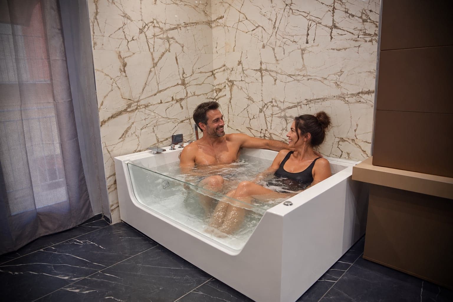 Una coppia nella jacuzzi privata Passion — immagine illustrativa AI