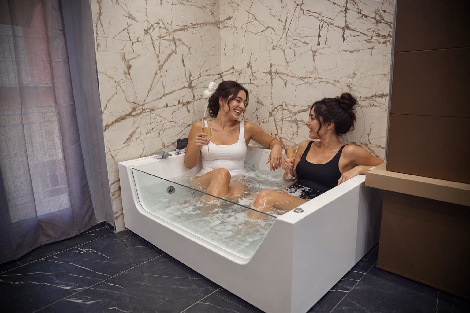 Futura sposa e amica nella jacuzzi Passion — immagine illustrativa AI