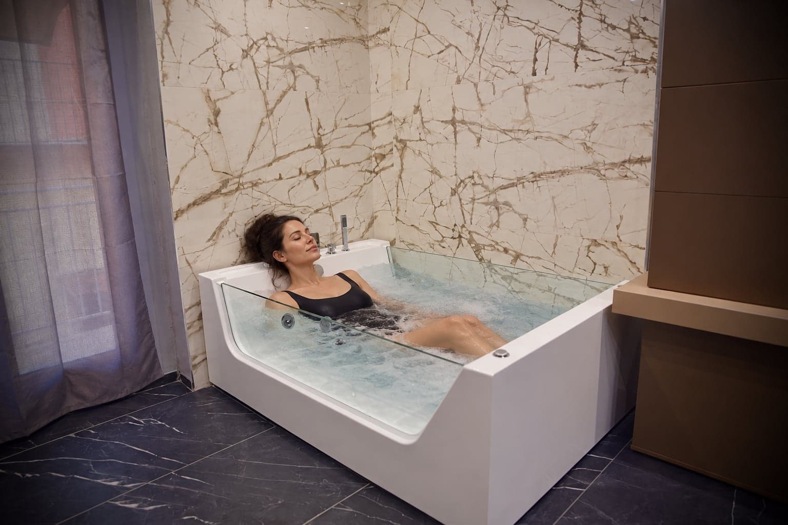 Relax in solitudine nella jacuzzi Passion — immagine illustrativa AI