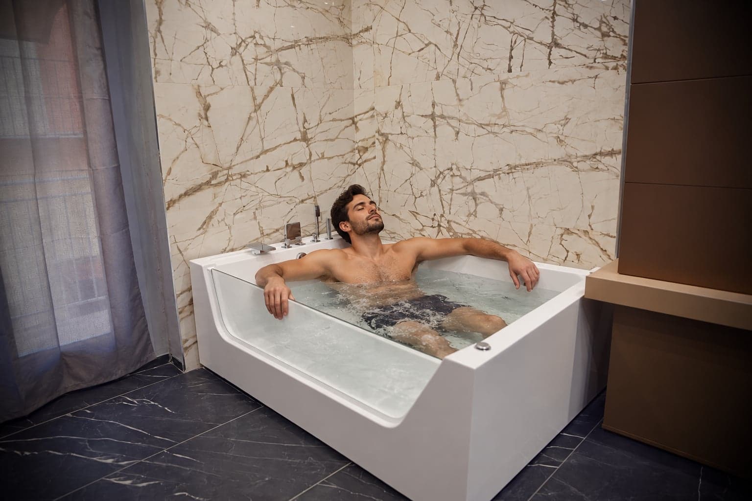 Una pausa dopo il lavoro nella jacuzzi Passion — immagine illustrativa AI