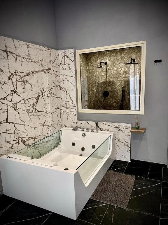 Infinity — jacuzzi e doccia a vista