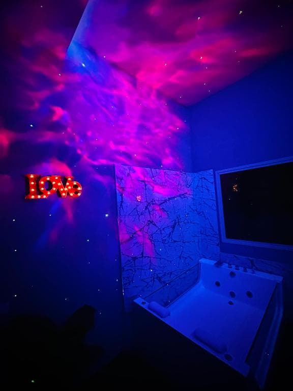 Infinity: La jacuzzi sotto una luce diversa