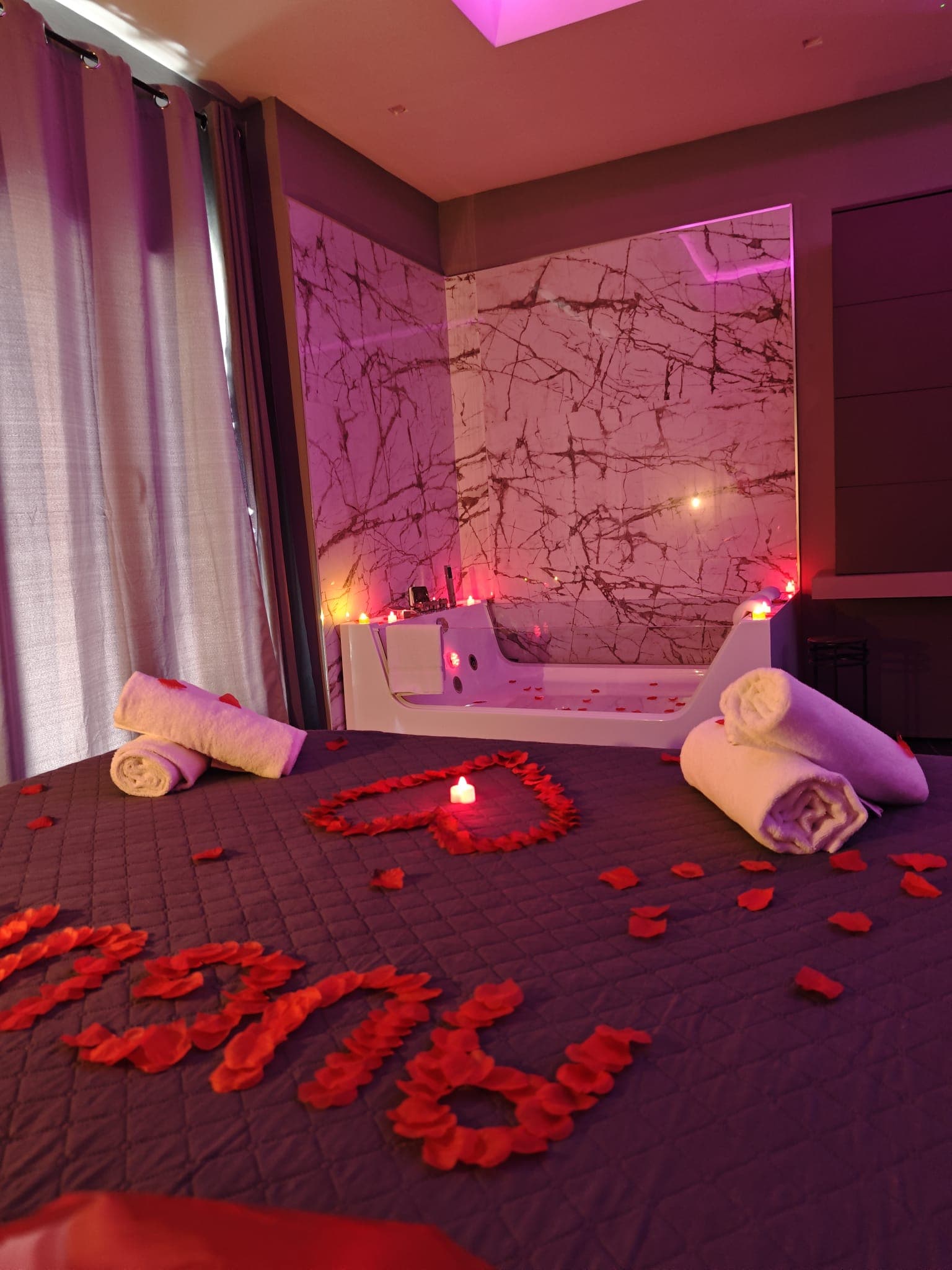 Passion: letto, luci soffuse e jacuzzi nella suite Euphoria