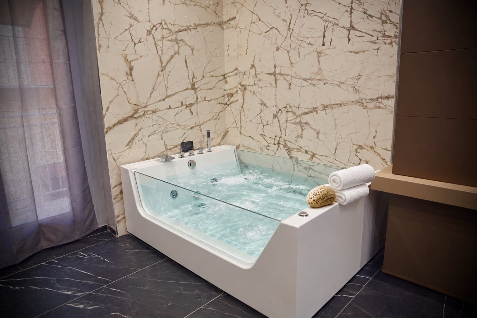 La jacuzzi Passion preparata per una pausa benessere — immagine illustrativa AI